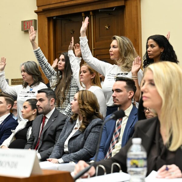 La comparecencia de Pam Bondi ante el Congreso derivó en un enfrentamiento directo con legisladores demócratas por la gestión de los archivos Epstein y un encumbrimiento activo sobre Donald Trump. FOTO: AFP.
