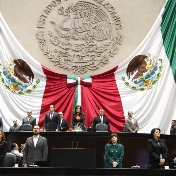 El Pleno de la Cámara de Diputados guardó un minuto de silencio durante su sesión ordinaria de este lunes, en memoria de las personas fallecidas en Venezuela, a petición de legisladores de Morena y del PT. FOTO: Cámara de Diputados.