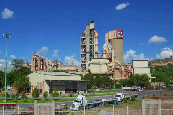Autoridades cumplimentaron una orden judicial para recuperar la planta cementera de Cruz Azul en Tula, Hidalgo, que permanecía detenida desde 2022 tras un conflicto interno en la cooperativa. FOTO: La Jornada Hidalgo.