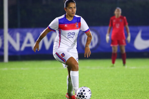 La futbolista poblana Claudia Cid encendió el debate en el entorno del balompié femenil luego de sufrir una lesión de rodilla durante su etapa con el KF Vllaznia; organiza rifa para pagar su cirugía. FOTO: Redes sociales.