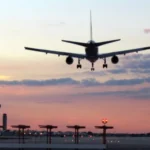 Tras generar incertidumbre con un inédito cierre por seguridad, la FAA levantó la restricción aérea en El Paso y confirmó que no hay riesgo para vuelos comerciales. FOTO: Expansión.