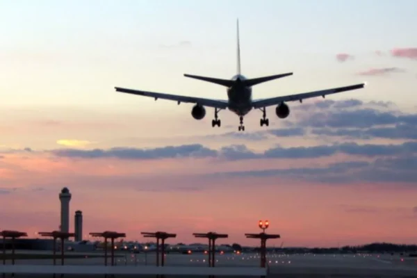 Tras generar incertidumbre con un inédito cierre por seguridad, la FAA levantó la restricción aérea en El Paso y confirmó que no hay riesgo para vuelos comerciales. FOTO: Expansión.