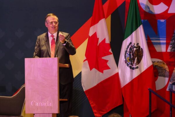 México y Canadá acordaron elaborar un plan de acción comercial bilateral para ampliar inversiones y reducir trabas regulatorias tras presiones de Trump. FOTO: FB @MarceloEbrardC.