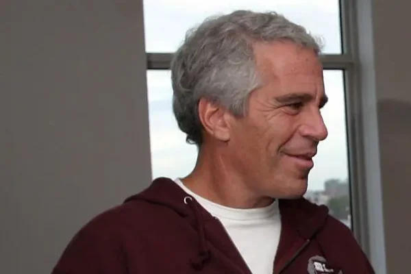 Sheinbaum fijó la postura del Gobierno de México ante la difusión de los archivos vinculados al caso Jeffrey Epstein y aclaró bajo qué condiciones el país podría colaborar con las investigaciones. FOTO: BBC.