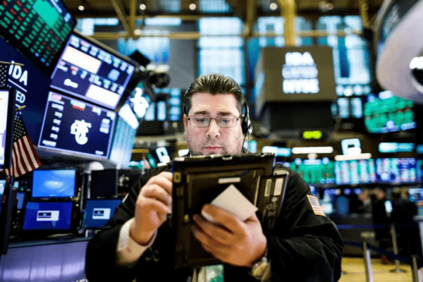 Wall Street cerró la semana con ganancias mientras que en México la Bolsa Mexicana de Valores terminó la semana con ligera pérdida tras la declaración de 'ilegalidad' de los aranceles globales de Trump. FOTO: EFE.