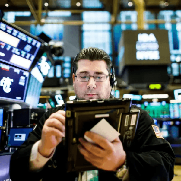Wall Street cerró la semana con ganancias mientras que en México la Bolsa Mexicana de Valores terminó la semana con ligera pérdida tras la declaración de 'ilegalidad' de los aranceles globales de Trump. FOTO: EFE.