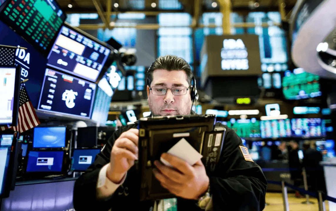 Wall Street cerró la semana con ganancias mientras que en México la Bolsa Mexicana de Valores terminó la semana con ligera pérdida tras la declaración de 'ilegalidad' de los aranceles globales de Trump. FOTO: EFE.