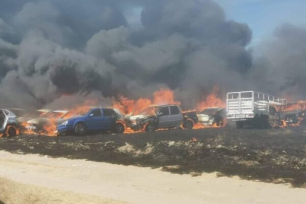 Tras cinco horas de combate, bomberos controlaron el fuego en el corralón oficial de la Fiscalía. La fiscal Ernestina Carro confirmó que no hay heridos, pero sí daños en casi 200 unidades.