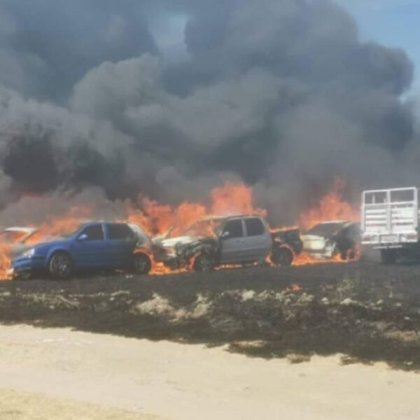 Tras cinco horas de combate, bomberos controlaron el fuego en el corralón oficial de la Fiscalía. La fiscal Ernestina Carro confirmó que no hay heridos, pero sí daños en casi 200 unidades.