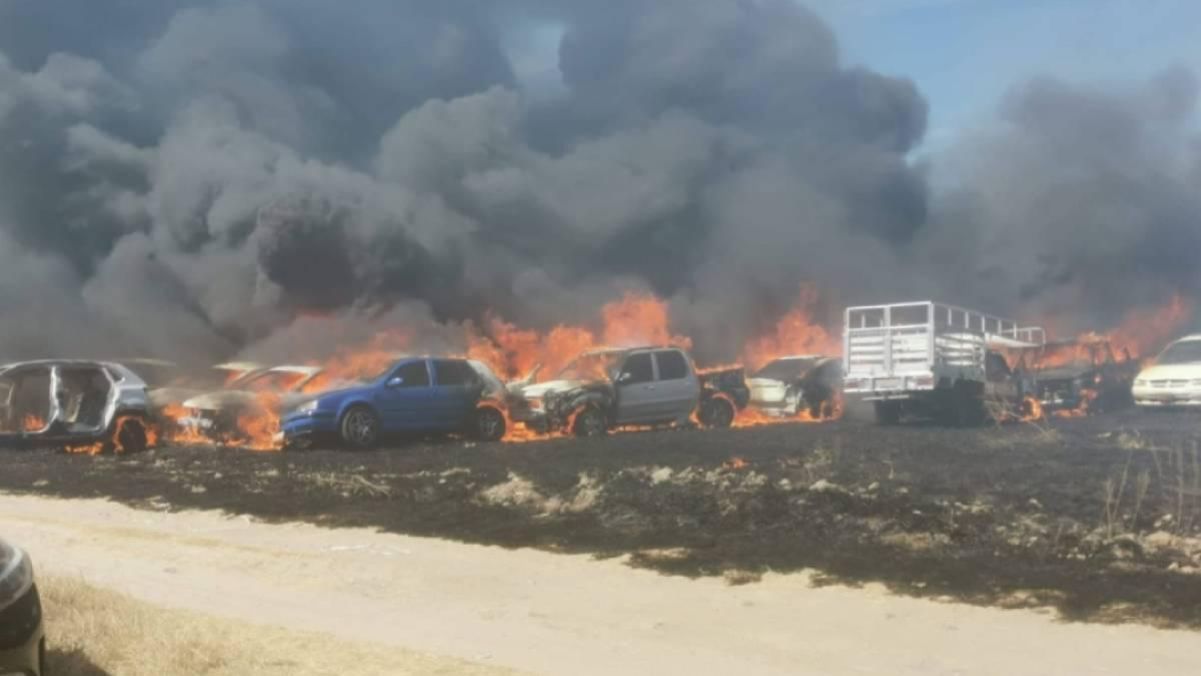 Tras cinco horas de combate, bomberos controlaron el fuego en el corralón oficial de la Fiscalía. La fiscal Ernestina Carro confirmó que no hay heridos, pero sí daños en casi 200 unidades.