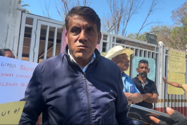 Toman el INPI en Tehuacán: integrantes de pueblos originarios de la Sierra Negra cerraron las oficinas federales; denuncian rezago en su registro y exigen la destitución del titular local.