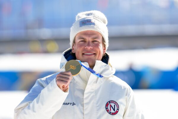 El noruego Johannes Klaebo conquistó su novena medalla de oro olímpica y se convirtió en el máximo ganador en la historia de los Juegos Olímpicos de Invierno. FOTO: Barbieri.