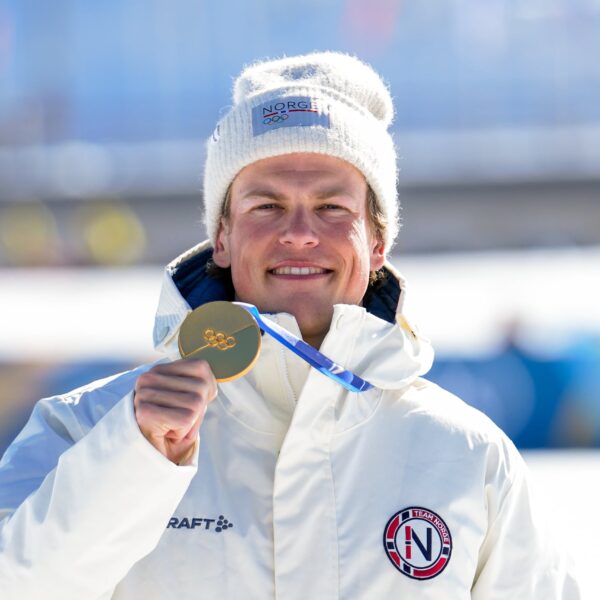 El noruego Johannes Klaebo conquistó su novena medalla de oro olímpica y se convirtió en el máximo ganador en la historia de los Juegos Olímpicos de Invierno. FOTO: Barbieri.