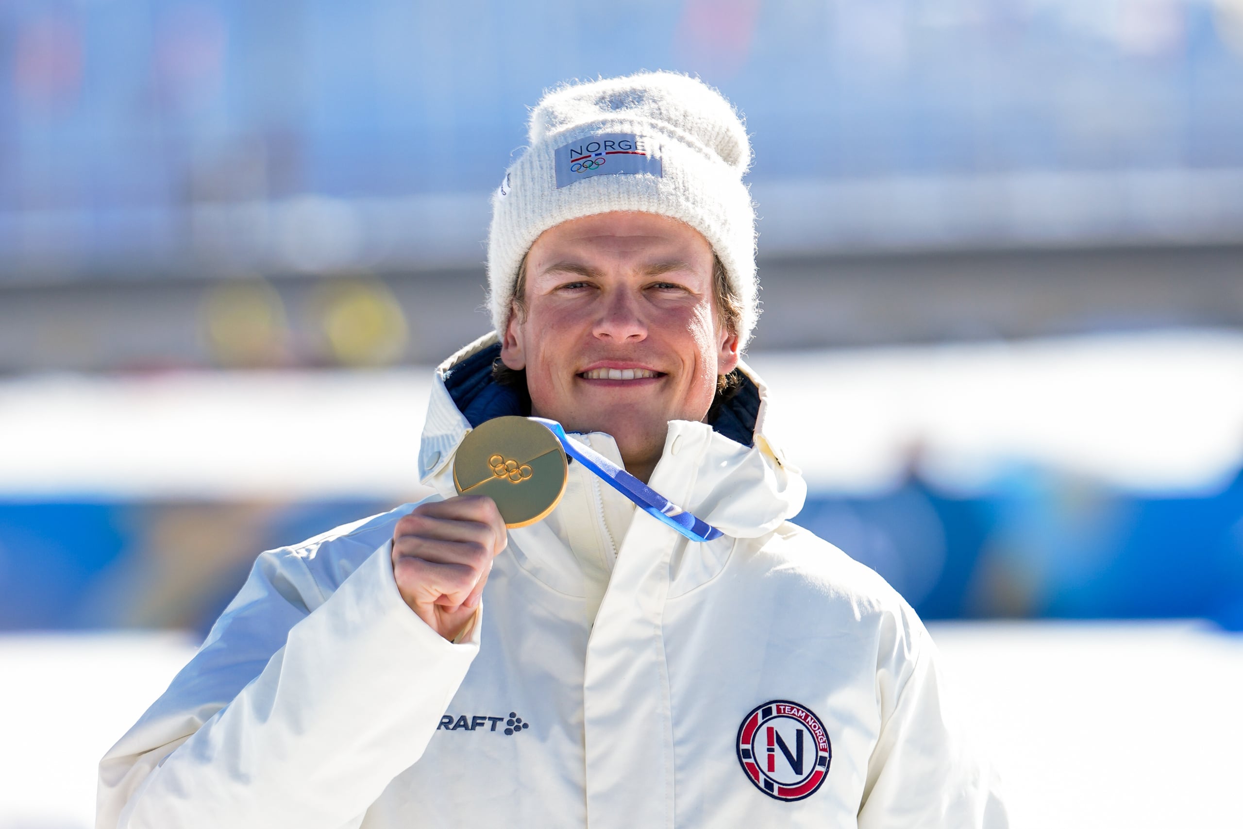 El noruego Johannes Klaebo conquistó su novena medalla de oro olímpica y se convirtió en el máximo ganador en la historia de los Juegos Olímpicos de Invierno. FOTO: Barbieri.