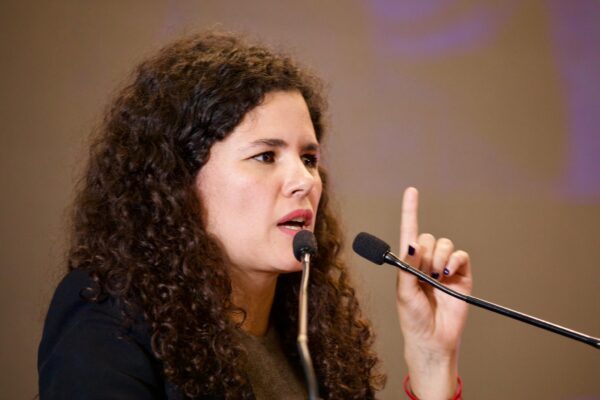 Luisa María Alcalde pidió a diputados de Morena dejar de ventilar disputas internas en medios y acudir a la Comisión de Honestidad y Justicia. FOTO: FB @LuisaMariaAlcalde.