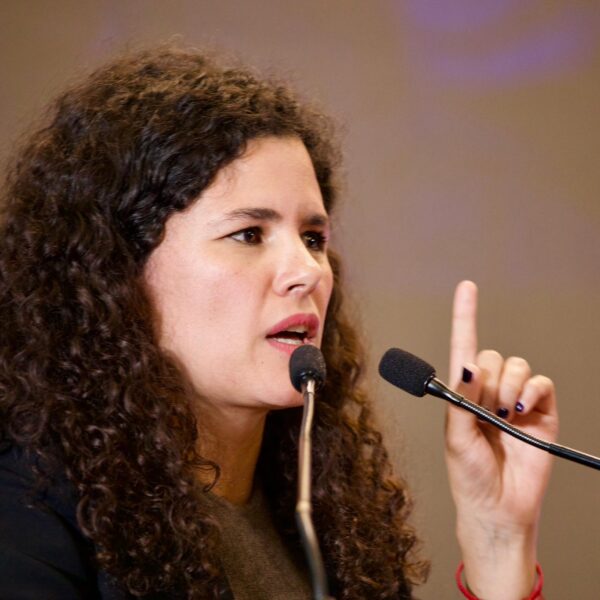 Luisa María Alcalde pidió a diputados de Morena dejar de ventilar disputas internas en medios y acudir a la Comisión de Honestidad y Justicia. FOTO: FB @LuisaMariaAlcalde.