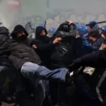 Una protesta contra los Juegos Olímpicos de Invierno 2026 en Milán derivó en enfrentamientos con la policía. FOTO: Reuters,