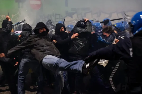 Una protesta contra los Juegos Olímpicos de Invierno 2026 en Milán derivó en enfrentamientos con la policía. FOTO: Reuters,