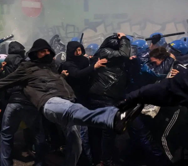 Una protesta contra los Juegos Olímpicos de Invierno 2026 en Milán derivó en enfrentamientos con la policía. FOTO: Reuters,