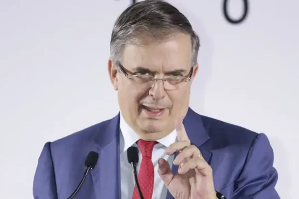Marcelo Ebrard pide calma tras el anuncio de un nuevo arancel del 10% de Estados Unidos; el secretario viajará a Washington la próxima semana para defender los intereses de México. FOTO: Forbes México.