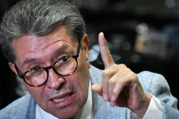 Tras la salida temporal de Sergio Mayer por un show de TV, Ricardo Monreal adelantó que Morena revisará con mayor rigor los perfiles de aspirantes.