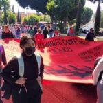 Normalistas de Teteles cierran el paso en las inmediaciones de Casa Aguayo; con colchones y bidones de combustible, las estudiantes presionan por una respuesta de la SEP. FOTO: La Jornada de Oriente.