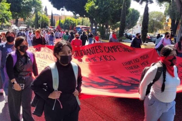 Normalistas de Teteles cierran el paso en las inmediaciones de Casa Aguayo; con colchones y bidones de combustible, las estudiantes presionan por una respuesta de la SEP. FOTO: La Jornada de Oriente.