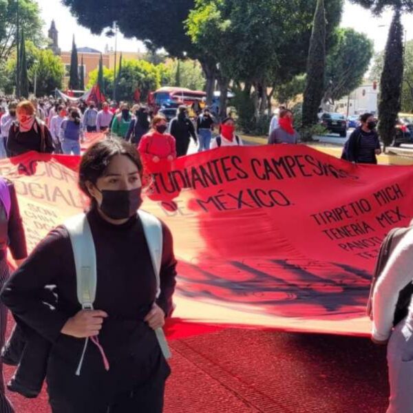 Normalistas de Teteles cierran el paso en las inmediaciones de Casa Aguayo; con colchones y bidones de combustible, las estudiantes presionan por una respuesta de la SEP. FOTO: La Jornada de Oriente.