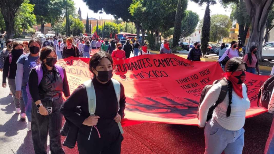 Normalistas de Teteles cierran el paso en las inmediaciones de Casa Aguayo; con colchones y bidones de combustible, las estudiantes presionan por una respuesta de la SEP. FOTO: La Jornada de Oriente.