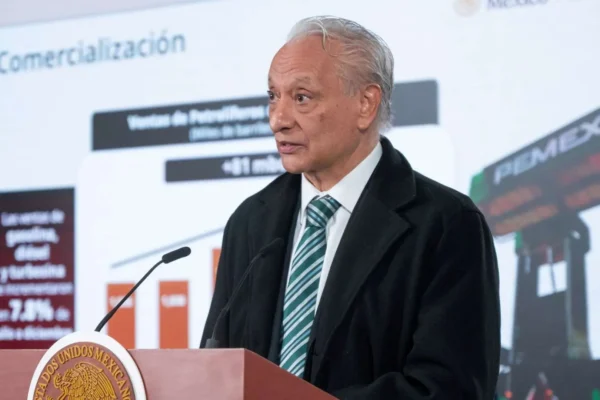 Pemex alista un incremento significativo en su inversión para 2026 en hidrocarburos, modernización de refinerías y transición energética. FOTO: Presidencia.