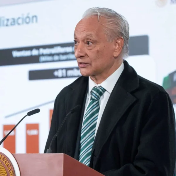 Pemex alista un incremento significativo en su inversión para 2026 en hidrocarburos, modernización de refinerías y transición energética. FOTO: Presidencia.