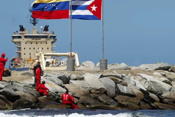 Washington anunció un esquema de licencias que permitirá ciertas operaciones con crudo venezolano, aunque bajo condiciones estrictas, para Cuba. FOTO: americateve.