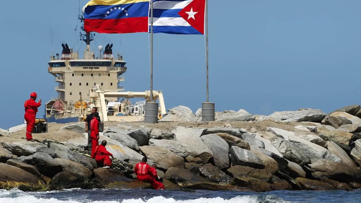 Washington anunció un esquema de licencias que permitirá ciertas operaciones con crudo venezolano, aunque bajo condiciones estrictas, para Cuba. FOTO: americateve.