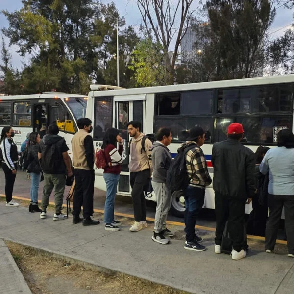 Van 41 unidades iregulares al corralón y la SMT lanza rutas de emergencia para no dejar a los poblanos a pie. FOTO: Es Imagen.
