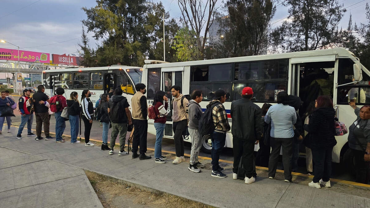 Van 41 unidades iregulares al corralón y la SMT lanza rutas de emergencia para no dejar a los poblanos a pie. FOTO: Es Imagen.