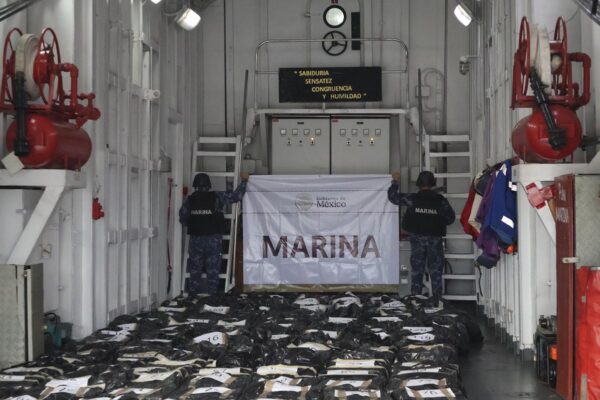 En un operativo conjunto, la Marina y Armada de, en coordinación con el Comando Sur de Estados Unidos, interceptaron un cargamento de 188 toneladas de presunta cocaína en Manzanillo, Colima. FOTO: SEMAR.