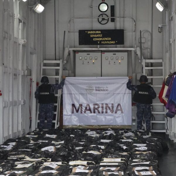 En un operativo conjunto, la Marina y Armada de, en coordinación con el Comando Sur de Estados Unidos, interceptaron un cargamento de 188 toneladas de presunta cocaína en Manzanillo, Colima. FOTO: SEMAR.