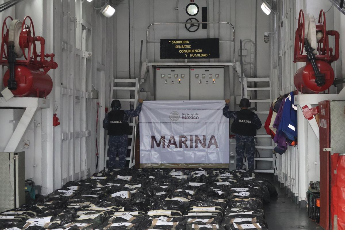 En un operativo conjunto, la Marina y Armada de, en coordinación con el Comando Sur de Estados Unidos, interceptaron un cargamento de 188 toneladas de presunta cocaína en Manzanillo, Colima. FOTO: SEMAR.