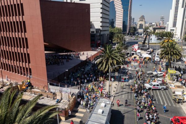 El gobierno de la CDMX anunció una estrategia de capacitación ante sismos rumbo al Mundial de 2026, con el objetivo de orientar a turistas y personal del sector hotelero y restaurantero. FOTO: X @SOBSECDMX.