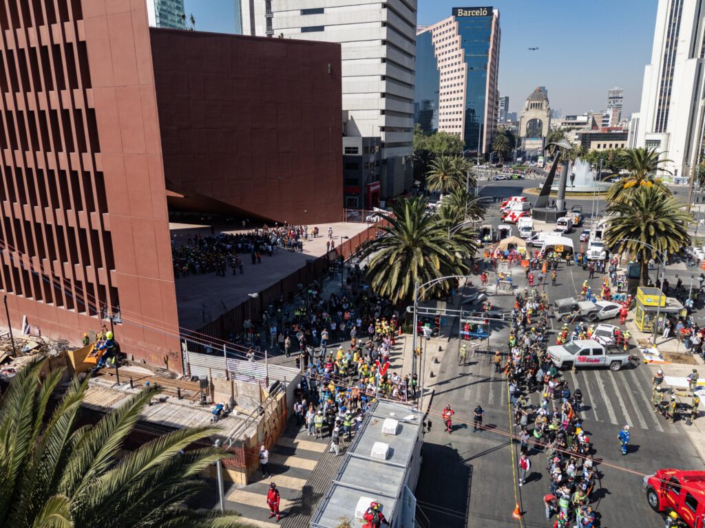 El gobierno de la CDMX anunció una estrategia de capacitación ante sismos rumbo al Mundial de 2026, con el objetivo de orientar a turistas y personal del sector hotelero y restaurantero. FOTO: X @SOBSECDMX.