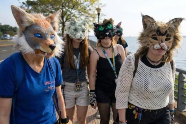 Los “Therian” se han convertido en un fenómeno viral entre jóvenes en redes socialesrecrean mediante cosplay personajes con rasgos humanoides y animales. FOTO: CLG Noticias.