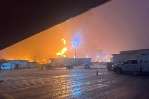 El incendio en la Refinería Olmeca dejó cinco personas fallecidas la mañana del martes 17 de marzo. FOTO: La Jornada.