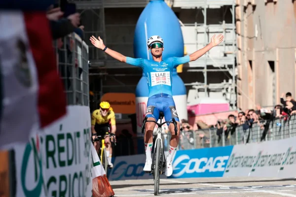 Isaac Del Toro se proclamó campeón de la Tirreno-Adriático, convirtiéndose en el primer mexicano en ganar la llamada “Carrera de los dos mares”. FOTO: Tim de Waele.