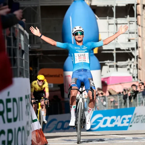 Isaac Del Toro se proclamó campeón de la Tirreno-Adriático, convirtiéndose en el primer mexicano en ganar la llamada “Carrera de los dos mares”. FOTO: Tim de Waele.