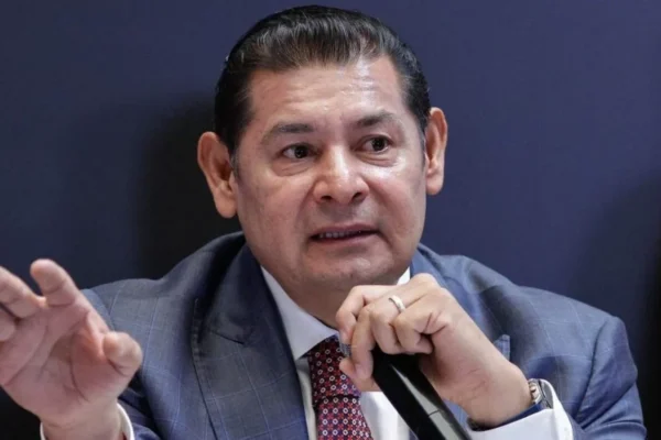 Alejandro Armenta respaldó a Mario Riestra tras el ataque que sufrió en la Puebla-Orizaba; advirtió que no se bajará la guardia en Quecholac. FOTO: Puebla Online.