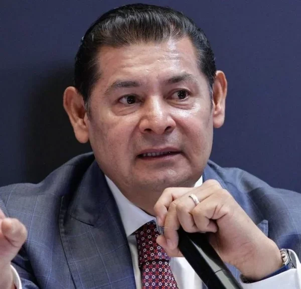 Alejandro Armenta respaldó a Mario Riestra tras el ataque que sufrió en la Puebla-Orizaba; advirtió que no se bajará la guardia en Quecholac. FOTO: Puebla Online.