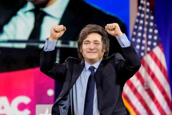 El gobierno de Javier Milei declaró al C⁴rtel Jalisco Nueva Generación como organización t*rror1sta, en una decisión que marca su alineación con la política de Estados Unidos. FOTO: Bloomberg.