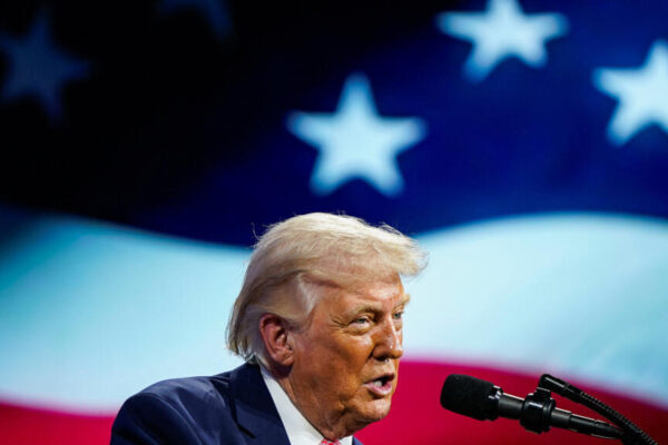 Trump decidió "ampliar" el plazo fijado a Irán en medio de negociaciones en curso por la reapertura del estrecho de Ormuz. FOTO: Reuters.