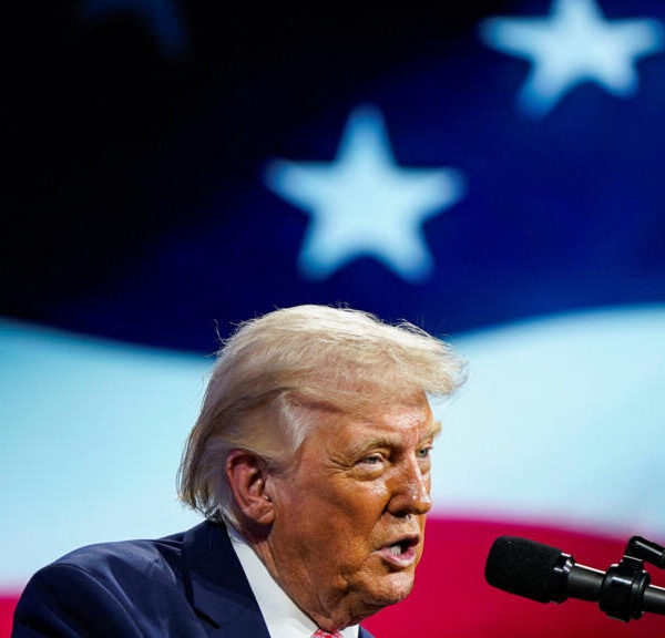 Trump decidió "ampliar" el plazo fijado a Irán en medio de negociaciones en curso por la reapertura del estrecho de Ormuz. FOTO: Reuters.