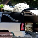 Con un féretro dorado y entre vehículos blindados, Nemesio Oseguera "El Mencho" fue sepultado hoy en Zapopan. FOTO: El País.